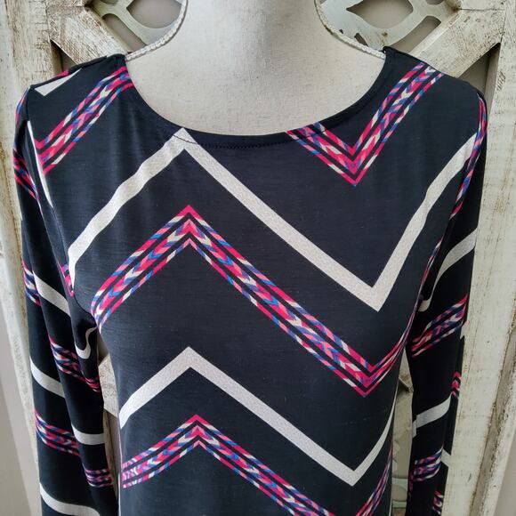 Bongo Women's Junior 3/4 Sleeve Shift Midi Dress in Black & Pink Chevron - Picture 3 of 7